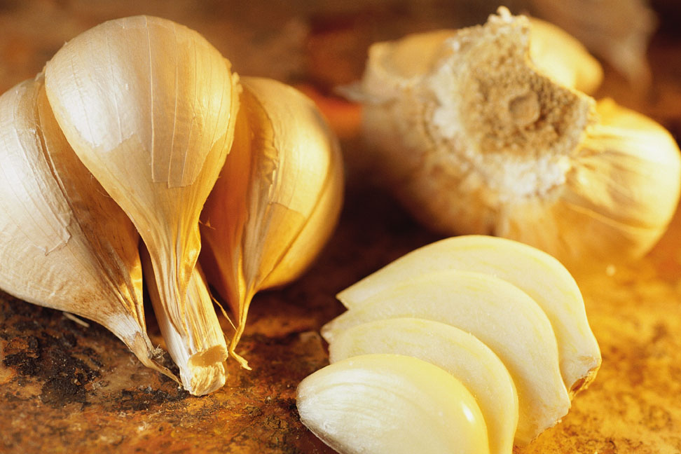 Garlic cloves  whole and sliced	Color Image, Horizontal, Selective Focus, Photography, Nobody, Close-up, Still Life, Day, Indoors, Freshness, Food And Drink, Smooth, Food, Slice, Scented, Peeled, Fresh Food, Vegetable, Garlic, Rustic, Medium Group of Objects	EyeWire Collection